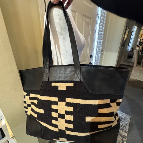 Pendleton Aztec southwestern Largewool and leather trim Black and Cream Leather - Picture 2 of 4